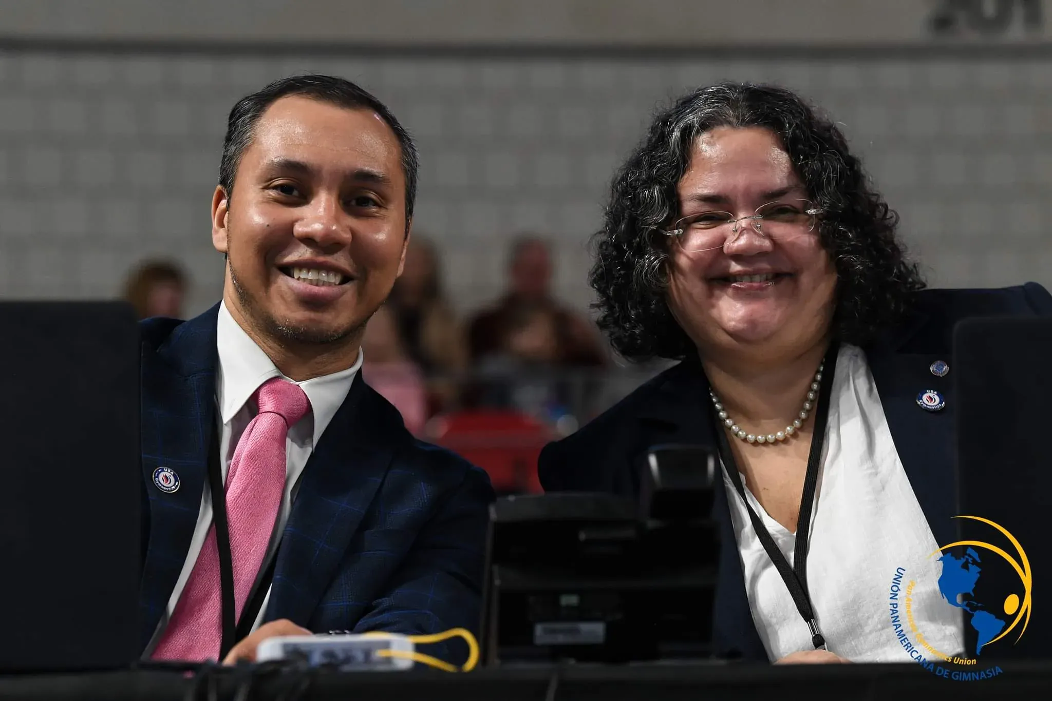 Arturo Padilla de traje junto a Yazaira Cabrera