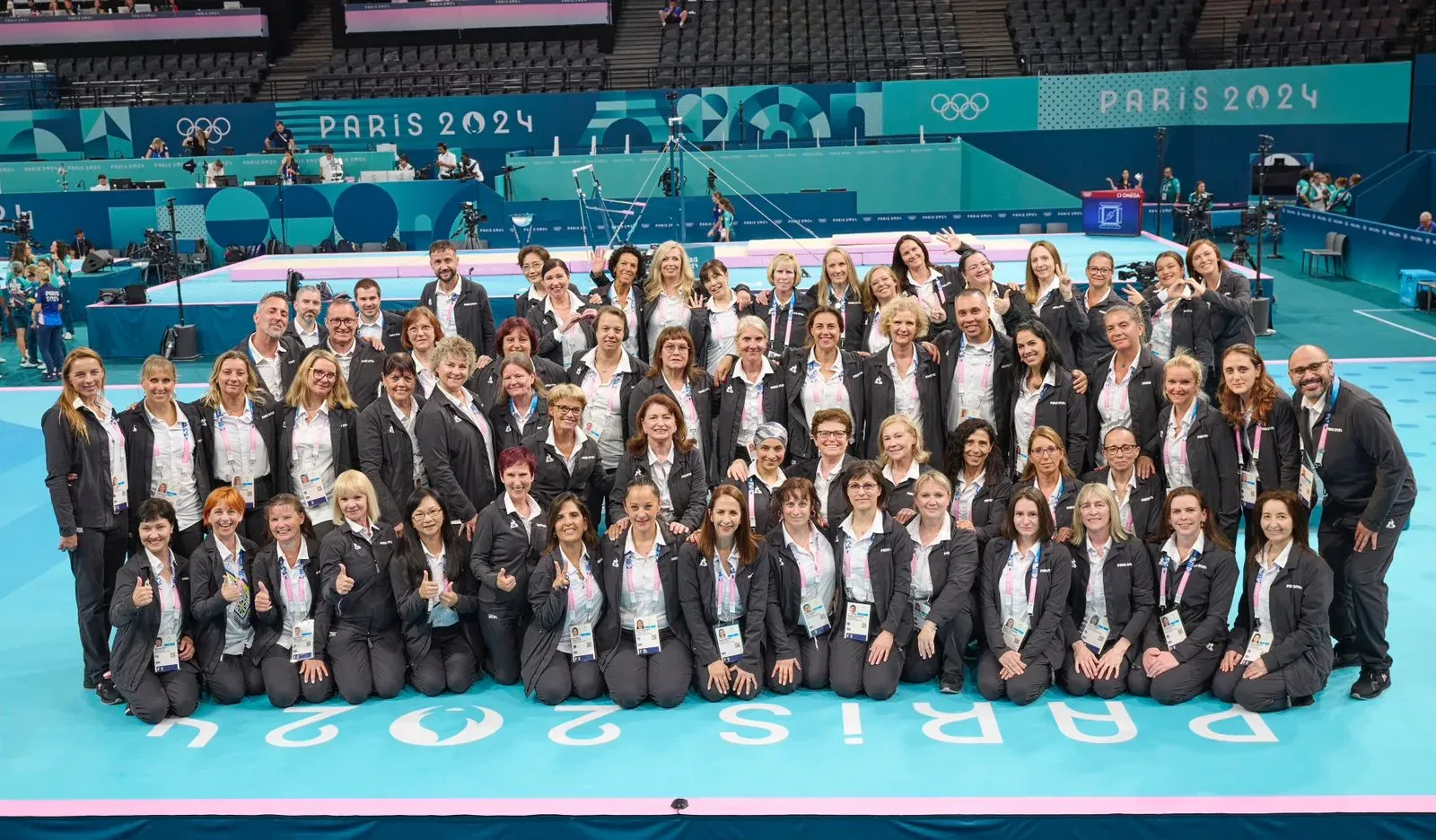 Foto grupal de jueces de gimnasia artística en la arena de París 2024